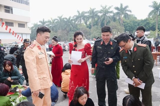 Hoa hậu Phan Kim Oanh chấm thi “gói bánh chưng” cùng các chiến sĩ Công an Hà Nội
