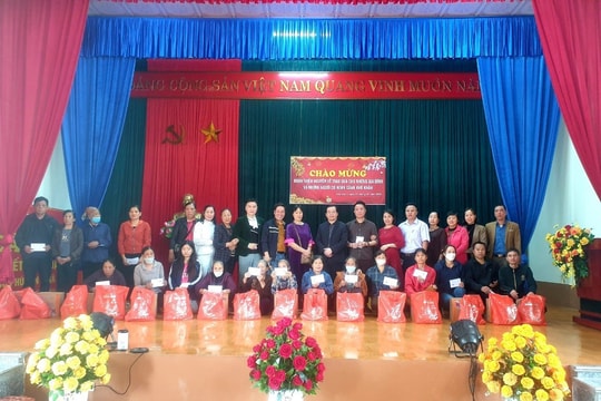 Báo Công lý đồng hành cùng doanh nghiệp trao tặng quà dịp Tết Nguyên đán Giáp Thìn 2024