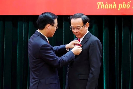 Chủ tịch nước trao Huy hiệu 45 năm tuổi Đảng cho Bí thư Thành ủy TP Hồ Chí Minh