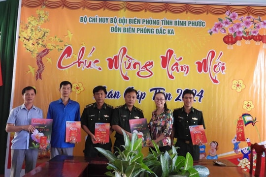 Báo Công lý tặng quà 5 đồn Biên phòng tỉnh Bình Phước