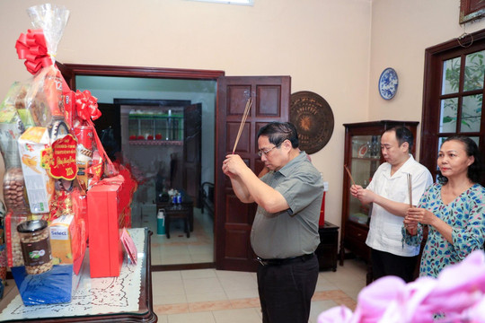 Thủ tướng Phạm Minh Chính dâng hương và chúc Tết các gia đình cố Thủ tướng Chính phủ
