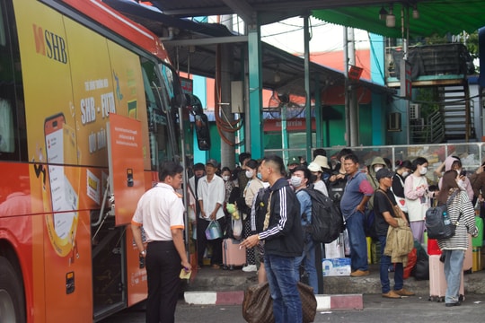 Bến xe TP.HCM nhộn nhịp người về quê đón Tết