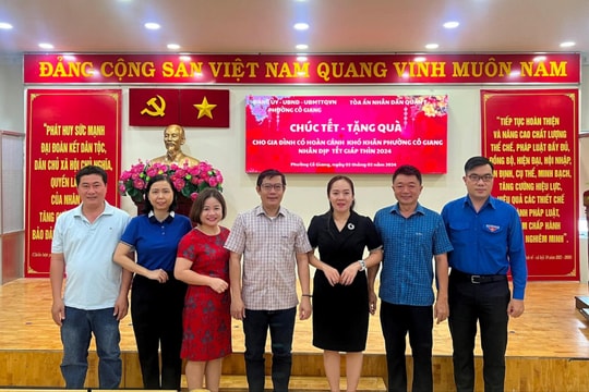 Tòa án Quận 1 trao quà Tết cho lực lượng dân quân và bảo vệ dân phố có hoàn cảnh khó khăn