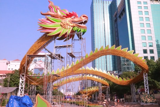 Ngắm linh vật rồng trên đường hoa Nguyễn Huệ