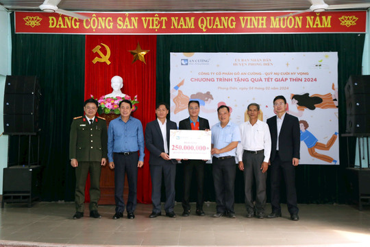 Thứ trưởng Bộ Công an tặng 1.000 phần quà các hộ gia đình có hoàn cảnh khó khăn tại Huế