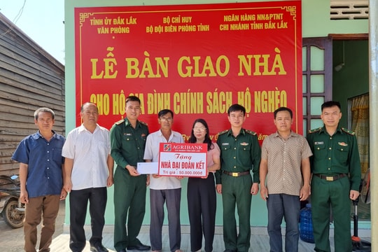 Bàn giao nhà Đại đoàn kết cho gia đình hộ nghèo tại biên giới Đắk Lắk
