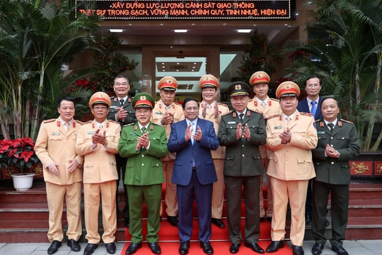 Thủ tướng: Cảnh sát giao thông cần chuyển trạng thái, tăng cường hướng dẫn, giúp đỡ người dân