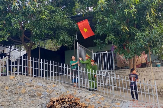Cờ Tổ quốc tung bay nơi phên dậu là dấu hiệu của bình yên