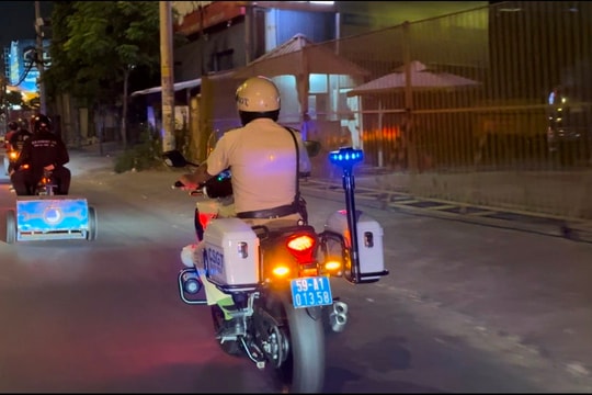 CSGT cùng thanh niên ra quân thu gom đinh trên Quốc lộ