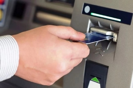 Giao dịch rút tiền mặt qua ATM giảm 28%