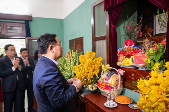 Chủ tịch Quốc hội Vương Đình Huệ dâng hương tưởng niệm Chủ tịch Hồ Chí Minh tại Nhà 67