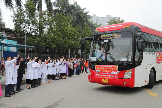 “Chuyến xe yêu thương” đưa 700 người bệnh về quê ăn Tết