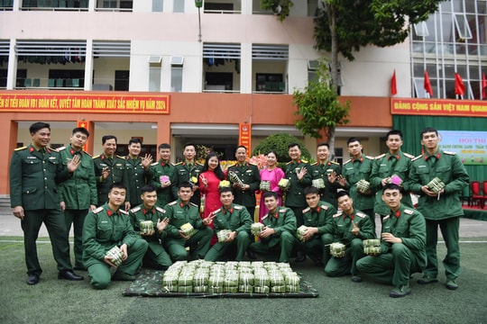 Hàng trăm chiến sĩ Lữ đoàn 144 trổ tài gói bánh chưng