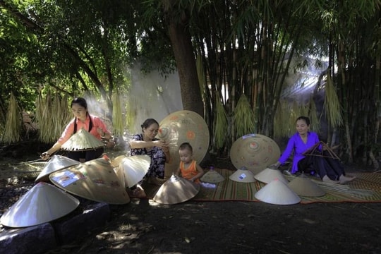 'Tình làng nghĩa xóm' - nơi lưu giữ, tiếp lửa những giá trị văn hóa