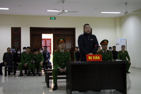Lĩnh 12 tháng tù vì không chấp hành thổi nồng độ cồn, chống đối CSGT