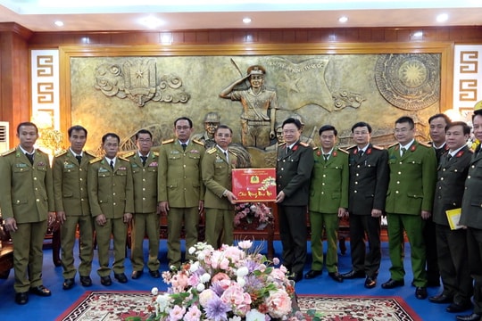 Đoàn Công an nước bạn Lào đến thăm và chúc tết Công an tỉnh TT-Huế