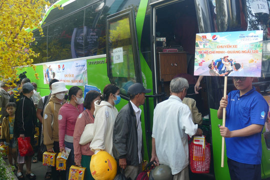 Gần 5.000 người “Mang Tết về nhà”