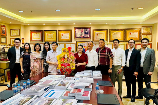 Lãnh đạo TP.HCM thăm, chúc Tết doanh nhân người Việt Nam ở nước ngoài