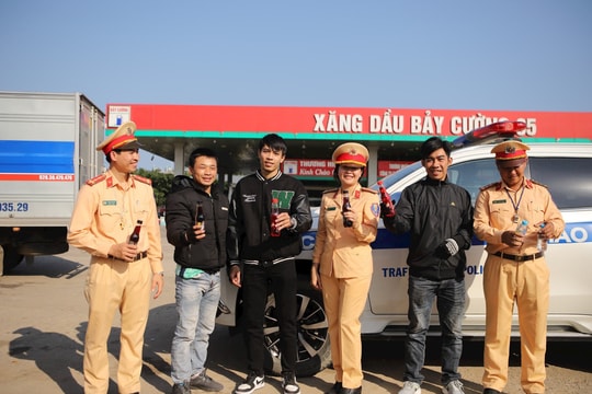 CSGT Bình Định tặng quà cho người dân đi xe máy về quê ăn Tết