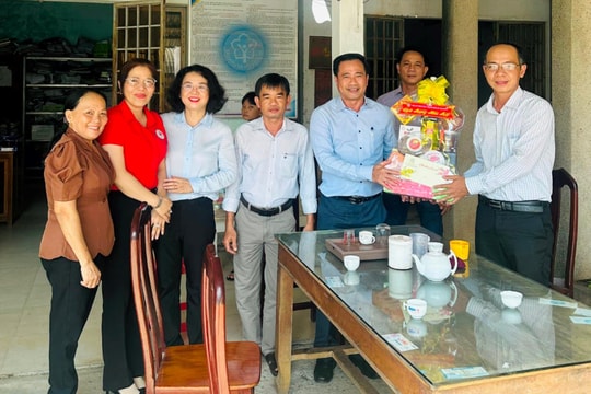 TAND TP.HCM trao quà Tết đến đồng bào khó khăn nhân dịp Xuân Giáp Thìn 2024