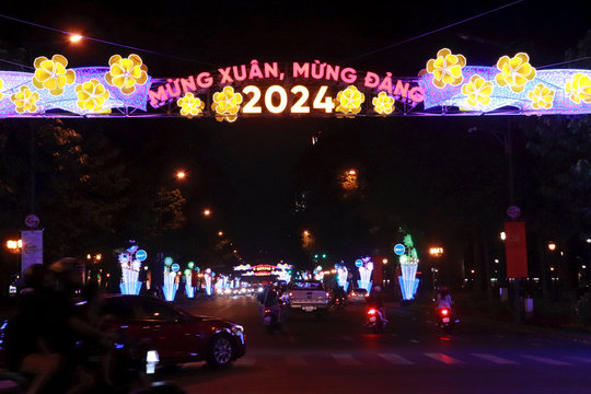 Đường phố TP.HCM trang hoàng rực rỡ mừng Xuân Giáp Thìn