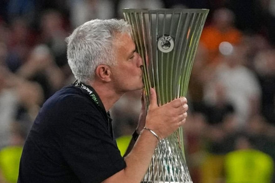 Jose Mourinho loay hoay tìm lại ánh hào quang
