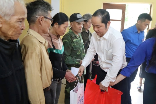 TAND tỉnh Nghệ An tặng quà cho hộ nghèo nhân dịp Tết Nguyên đán