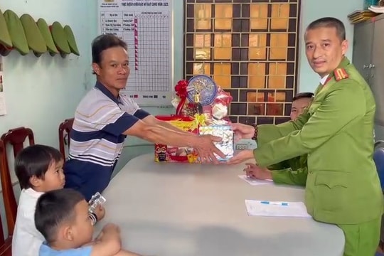 Người dân tự nguyện giao nộp pháo hoa nổ cho cơ quan chức năng