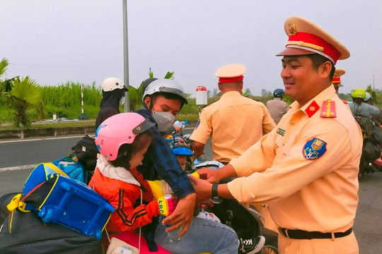 Cần Thơ: Cảnh sát hỗ trợ người dân về quê ăn Tết