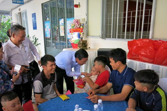 Chủ tịch UBND TP.HCM Phan Văn Mãi chúc Tết các đơn vị và công nhân không về quê đón Tết