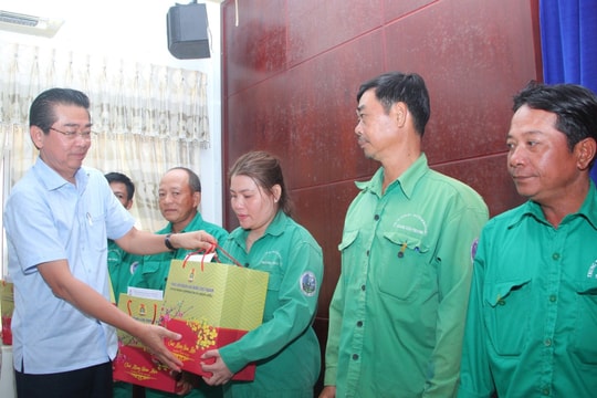 Thăm hỏi, chúc Tết và tặng quà cho công nhân, lao động có hoàn cảnh khó khăn tại Bạc Liêu