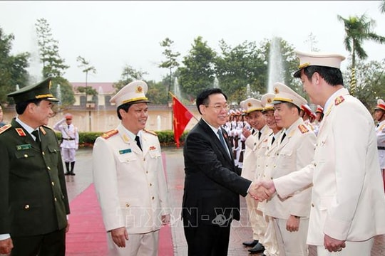 Chủ tịch Quốc hội Vương Đình Huệ thăm, chúc Tết Công an tỉnh Nghệ An