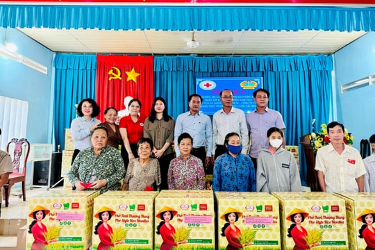 TAND TP.HCM trao quà Tết đến đồng bào khó khăn nhân dịp Xuân Giáp Thìn 2024
