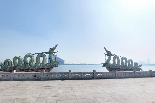 Độc đáo đôi rồng gốm sứ tại Hồ Tây
