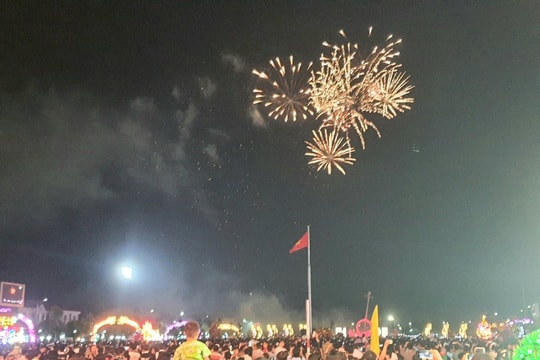 Bạc Liêu: Hàng ngàn người đổ về Quảng trường Hùng Vương đón chào năm mới Xuân Giáp Thìn 2024