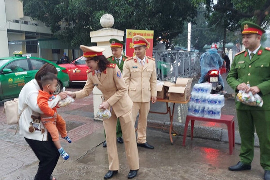 Đảm bảo giao thông thông suốt, hỗ trợ người dân về quê ăn Tết