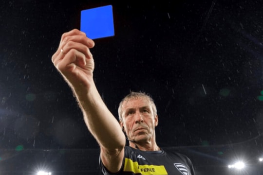 Cần hiểu như thế nào về thẻ xanh mới của FIFA