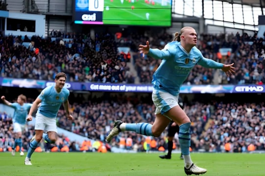 Man City chiếm ngôi đầu bảng Ngoại hạng Anh sau trận cầu "cân não"