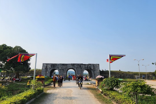 Đông đảo du khách tham quan Thành nhà Hồ dịp đầu năm
