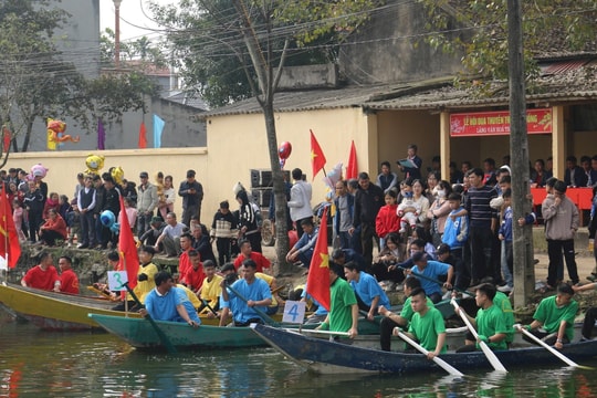 Tưng bừng Lễ hội đua thuyền mừng năm mới tại làng văn hóa Trù Ninh