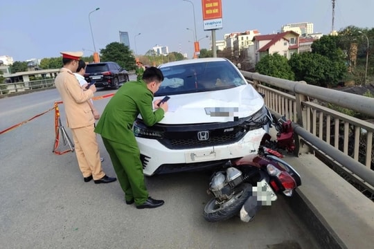 Va chạm với ô tô trên cầu vượt, hai cô gái trẻ tử vong thương tâm
