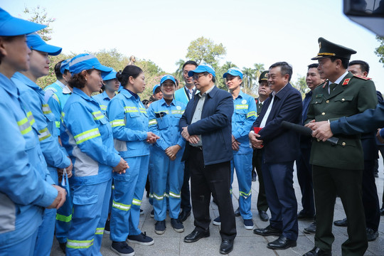 Thủ tướng tặng quà người lao động làm việc xuyên Tết