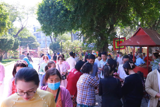 Người dân đến lăng Tả quân Lê Văn Duyệt cúng bái, xin lộc đầu năm