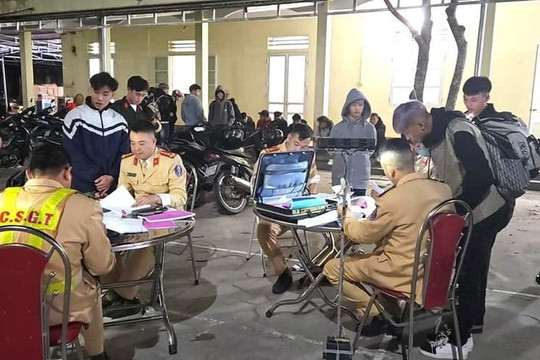 Nhóm thanh niên vi phạm trật tự an toàn giao thông