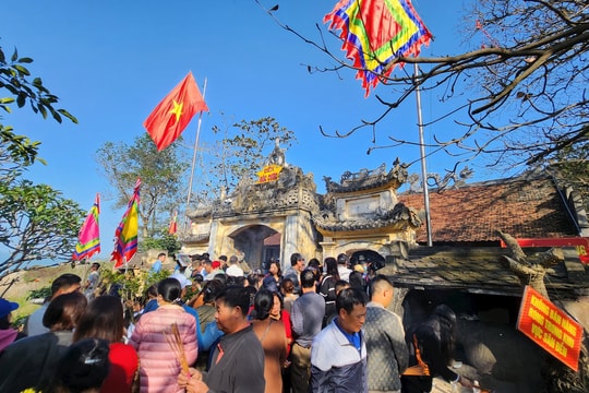 Người dân nô nức đi đền Độc Cước cầu may đầu năm