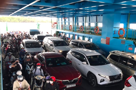 Người dân trở lại TP.HCM, bến xe, nhà ga đông đúc, cửa ngõ kẹt cứng