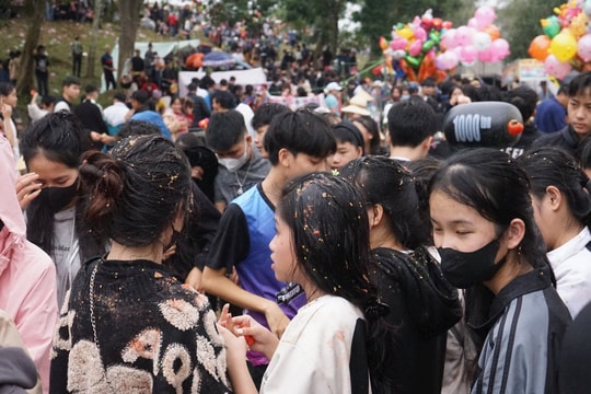 Độc đáo phiên chợ dùng cà chua ném nhau để cầu may