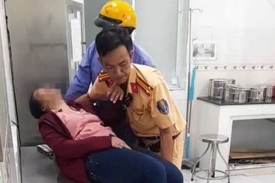 CSGT giúp đưa người phụ nữ bị tai biến đi cấp cứu kịp thời