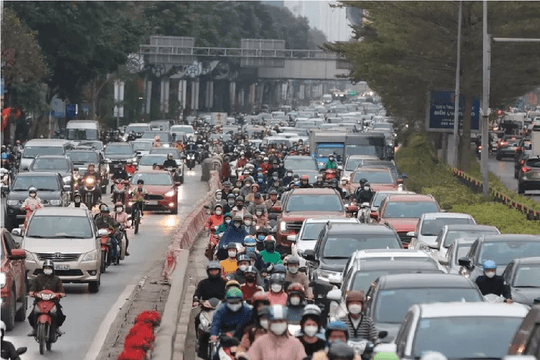 Đường phố Hà Nội đông đúc trong ngày làm việc đầu năm