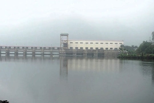 Chèo thuyền ra sông chụp ảnh, hai vợ chồng chết đuối thương tâm